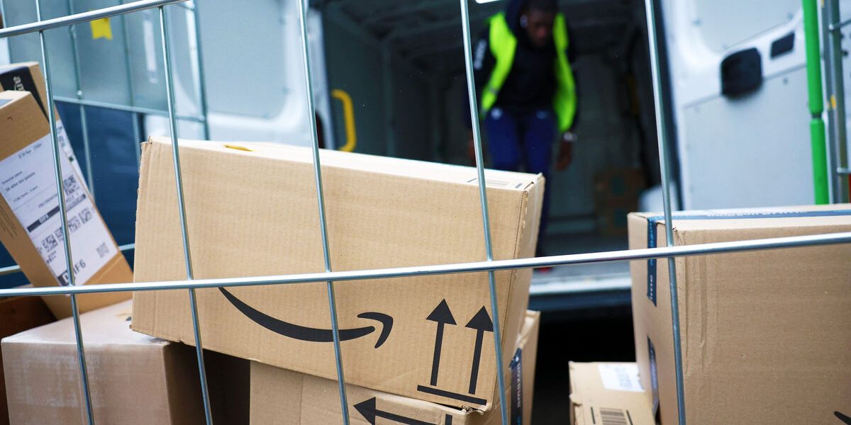 Amazon Driver Kidnapped, Thieves Flee After Van Gets Stuck