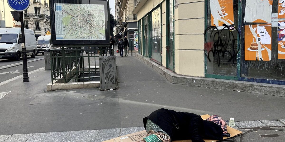 Paris Homelessness Surges 10%, Suburbs See 32% Spike