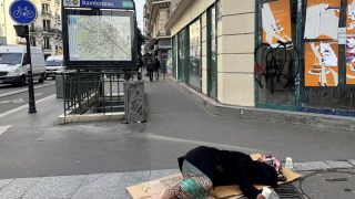 Paris Homelessness Surges 10%, Suburbs See 32% Spike