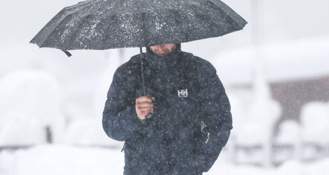Heavy Snow Disrupts Paris Transport, Flights Canceled