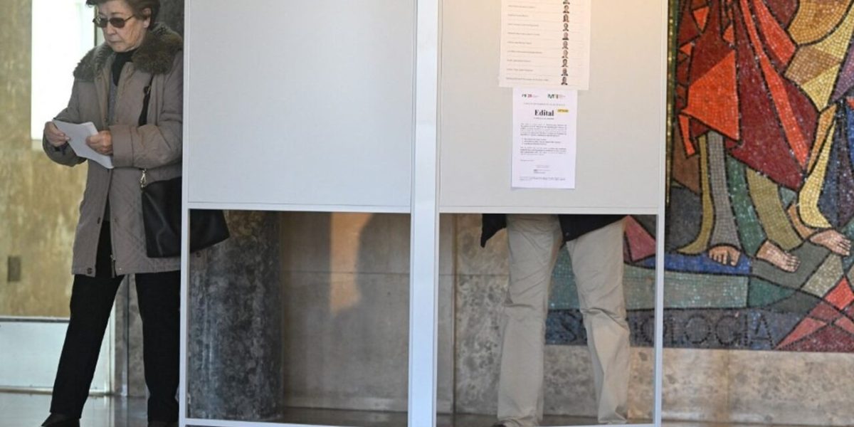 Portugal's Presidential Run-Off Decides Between Socialist and Right-Wing Populist