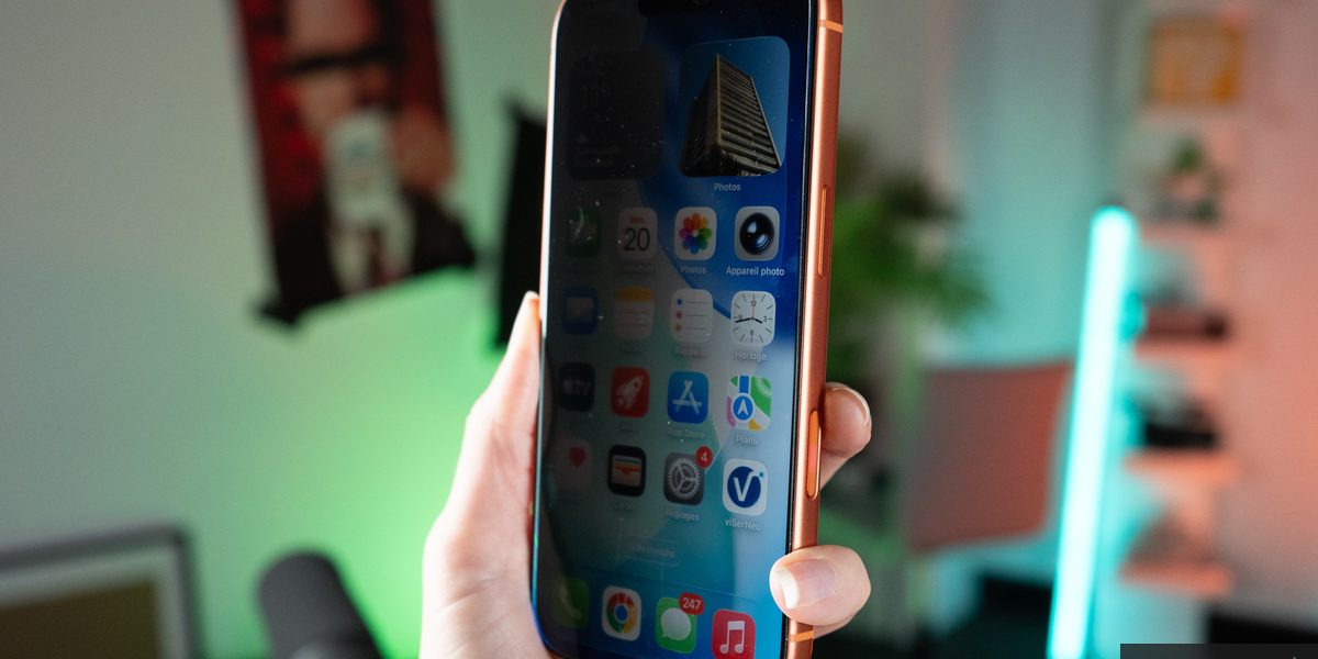 Lab Tests Reveal Heavy Cost of 'Anti-Spy' Screen Protectors