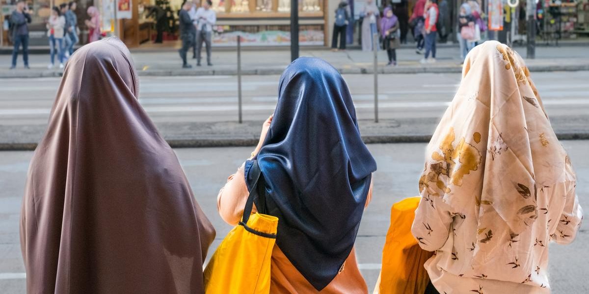 Creil: Veiled Women's Incident and LFI Victory Raise Tensions