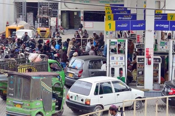 عالمی تیل کی قیمتوں میں اضافے کے پیش نظر مرکز نے صوبوں سے ایندھن سبسڈی میں 154 ارب روپے کا مطالبہ کر دیا