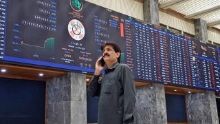 Oil Price Surge Reverses Early Rally, Pakistan Stock Exchange Closes Negative