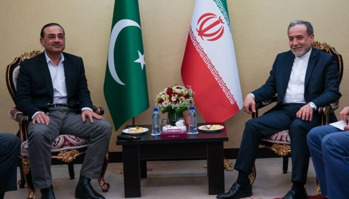 Pakistan Army Chief Meets Iranian Leaders to Ease Tensions