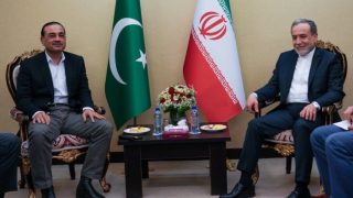 Pakistan Army Chief Meets Iranian Leaders to Ease Tensions