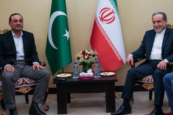 # پاک فوج کے سربراہ کی ایران میں اعلیٰ قیادت سے ملاقاتیں، کشیدگی کم کرنے پر زور