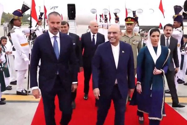 # شہزادہ رحیم آغا خان پنجم اسلام آباد پہنچ گئے، صدر زرداری نے استقبال کیا